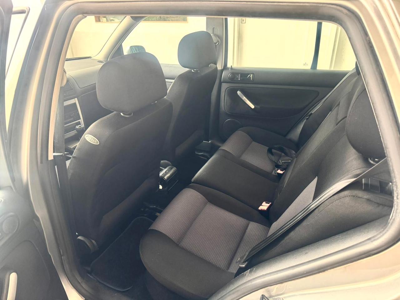 Volkswagen Golf 1.6 16V cat 5p. Highline