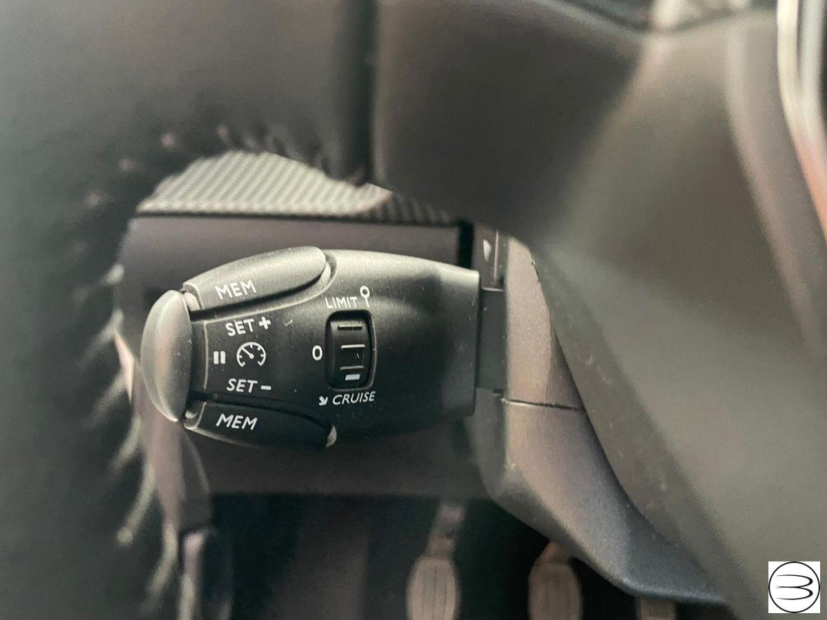 PEUGEOT - 208