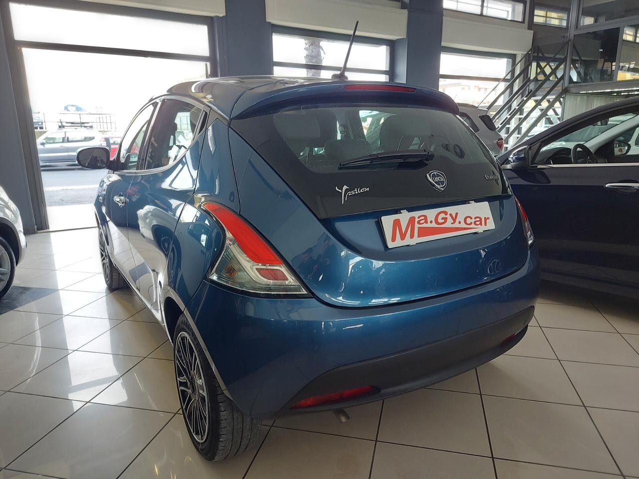 Lancia Ypsilon 1.0 FireFly Hybrid Silver Plus