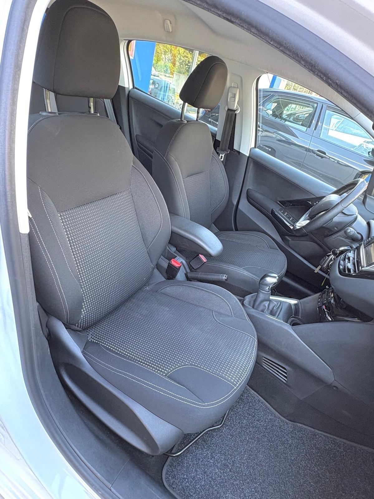 Peugeot 208 1.2 Neopatentati
