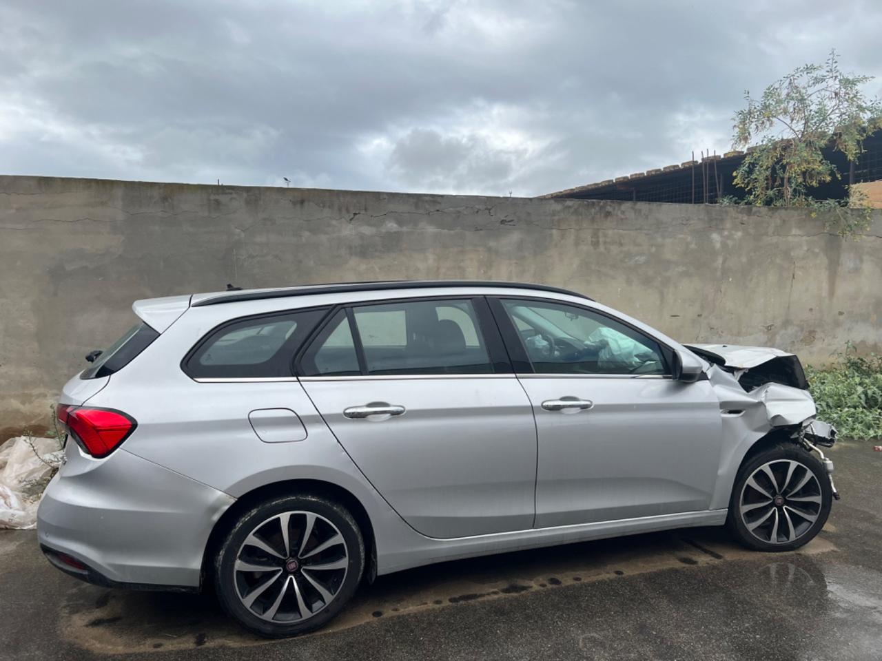 Fiat Tipo 1.6 Mjt S&S Lounge - auto Incidentata - prezzo €3300