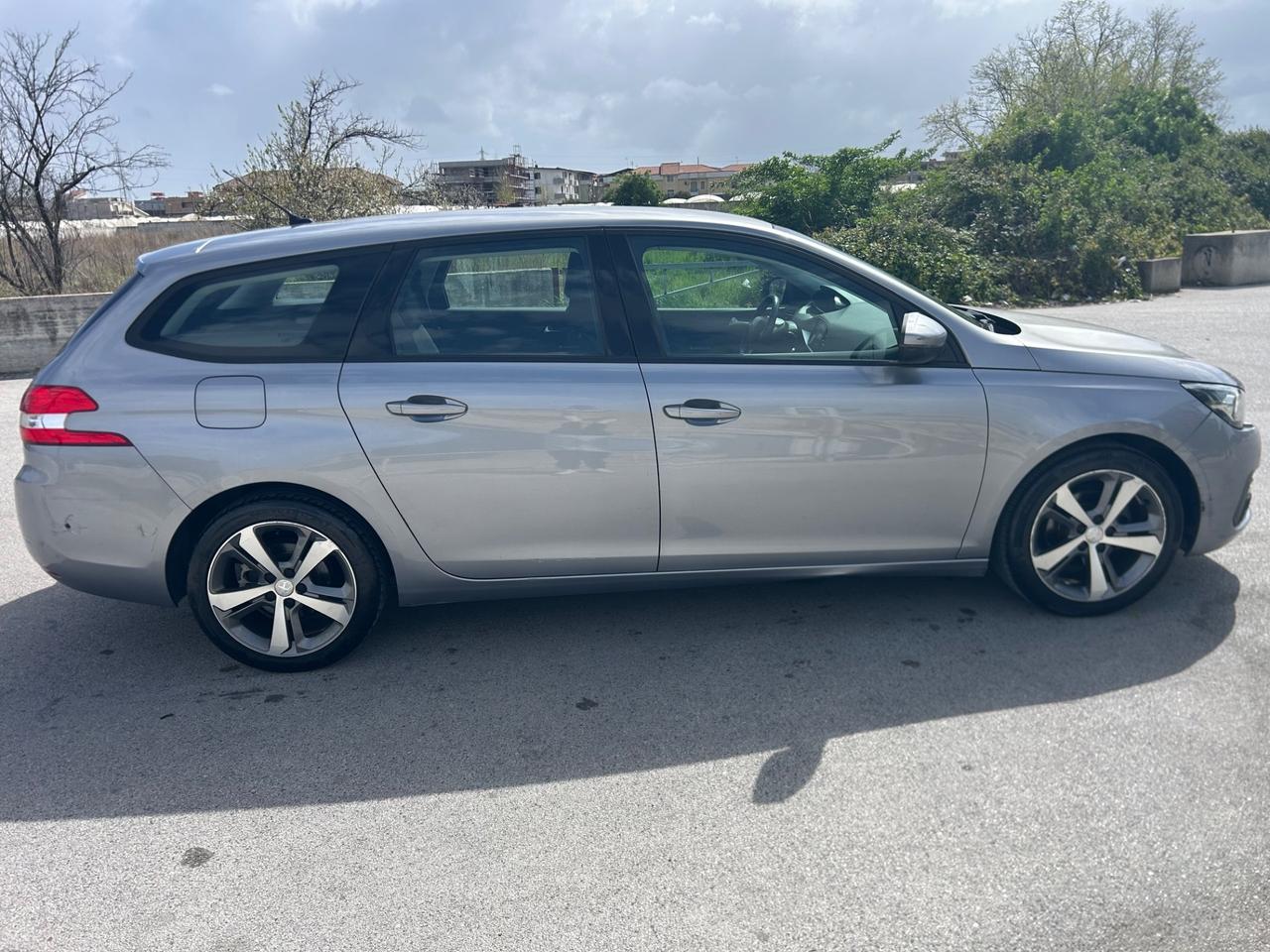 Peugeot 308 BlueHDi 130 S&S SW Allure da vetrina