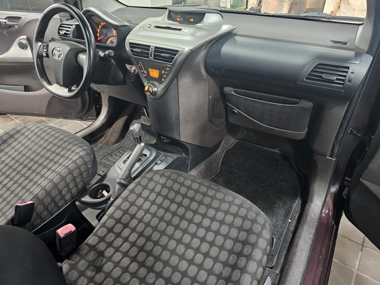 NUOVA TOYOTA iQ 1.0 VVT-i SOL 68CV BLACK LINE