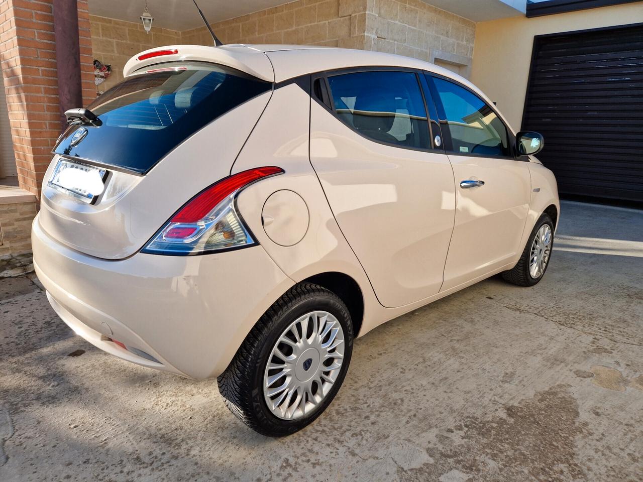 Lancia Ypsilon 1.2 69 CV 5 porte GPL Ecochic Silver