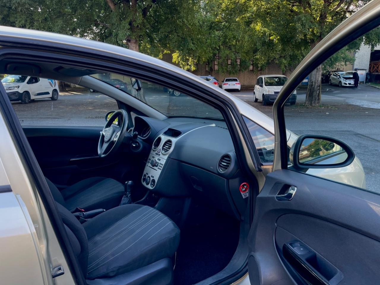 Opel Corsa 1.2 5 porte Cosmo per Neopatentati