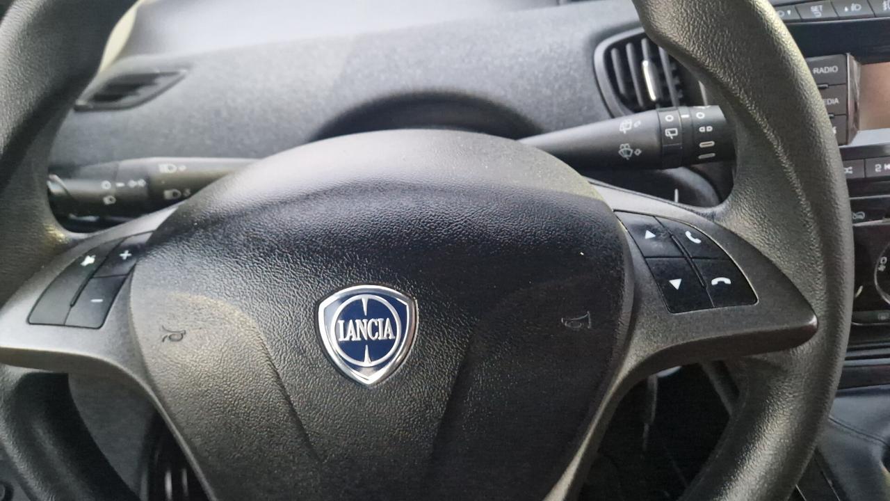 Lancia Ypsilon 1.0 FireFly 5 porte S&S Hybrid Ecochic Silver