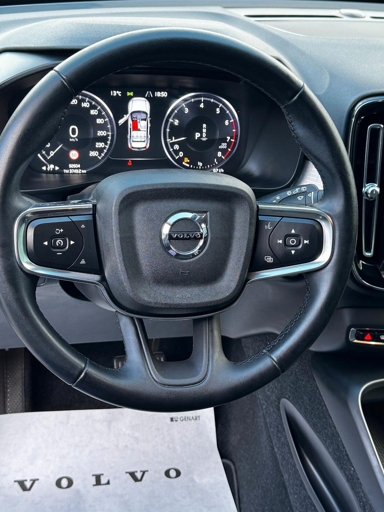 Volvo XC40 T2 automatico MOMENTUM PRO