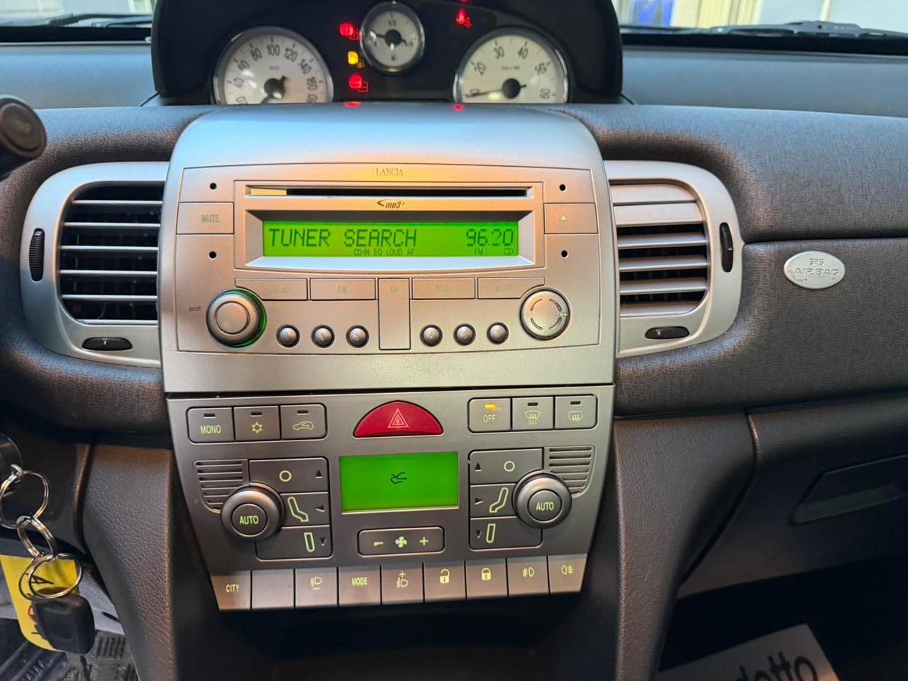 Lancia Ypsilon 1.2 69 CV Silver 10.2012