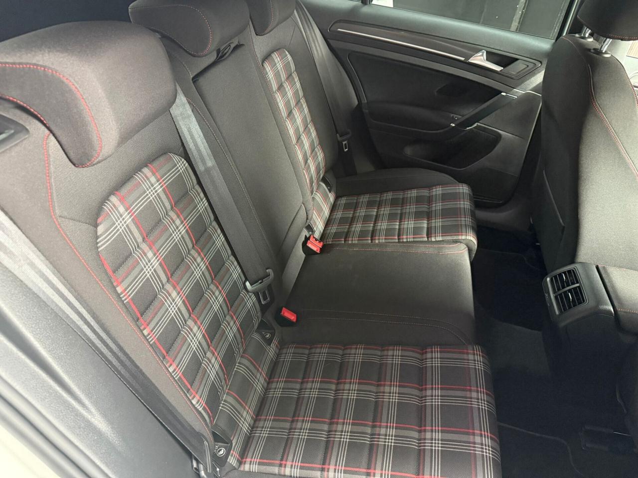 Volkswagen Golf GTI Performance 2.0 230 CV TSI DSG 5p.