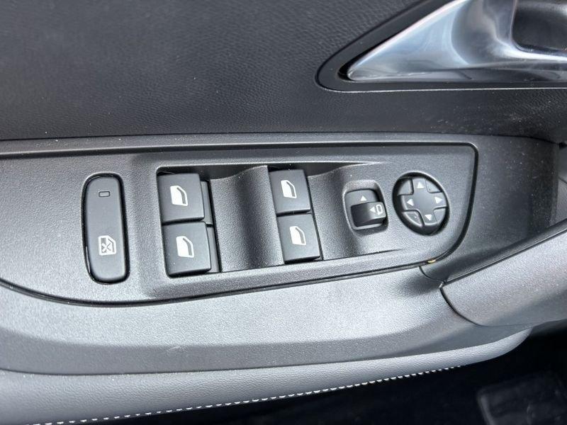 Peugeot 2008 PureTech 100 Allure 3.000 KM!! NAVI+KEYLESS