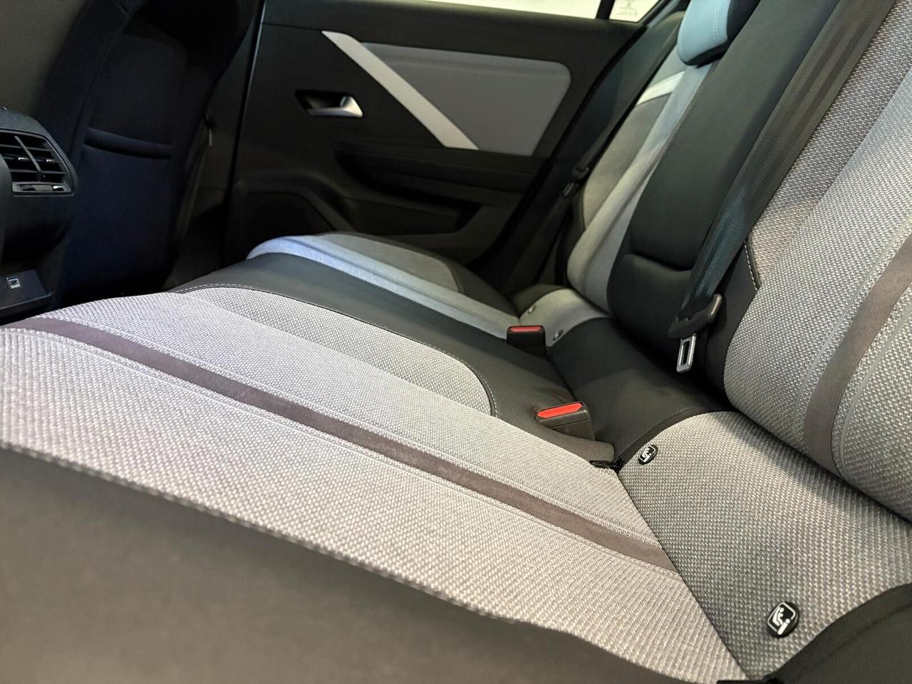 Opel Astra BUSINESS ELEGANCE 1.5 Turbo Diesel AT8 SPOTICAR