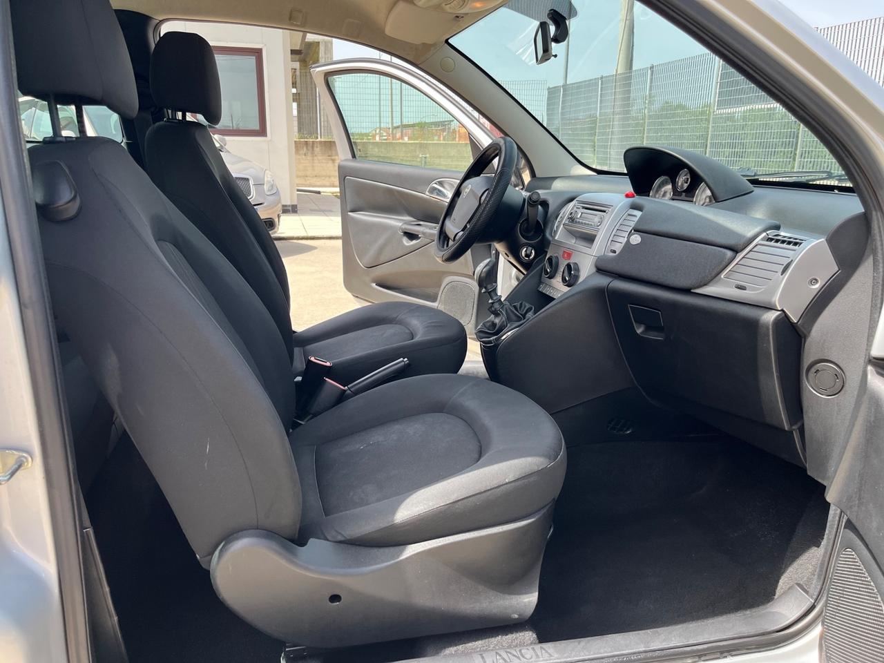 Lancia Ypsilon 1.2 69 CV Unyca