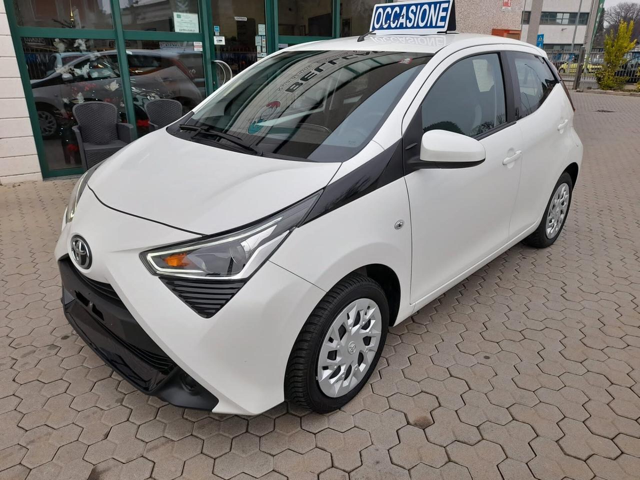 Toyota Aygo Connect 1.0 VVT-i 72 CV 5 porte x-play