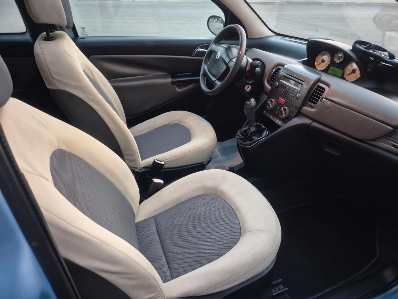 Lancia Ypsilon 1.3 MJT 69 CV Platino tetto apribileeeee