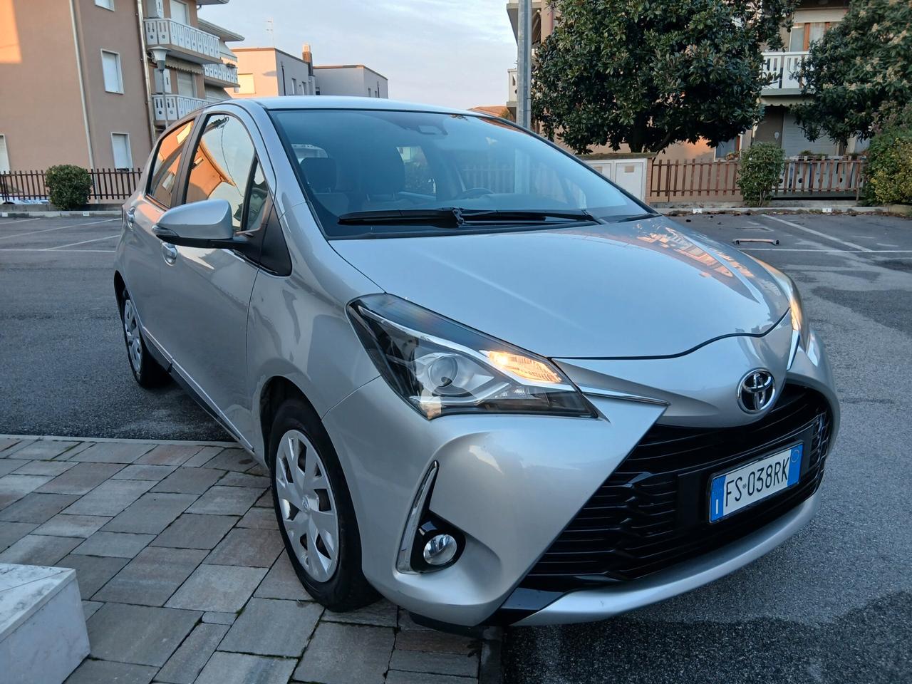 Toyota Yaris 1.0 72 CV 5 porte Active tua a € 199 mese