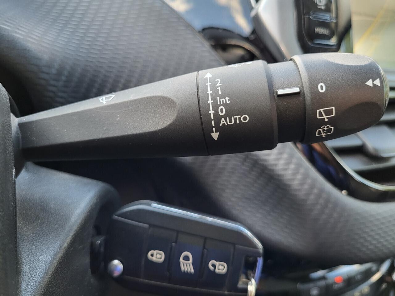 PEUGEOT 2008 1,6 HDI-TETTO PANOR-NAVI-3 REVISIONI