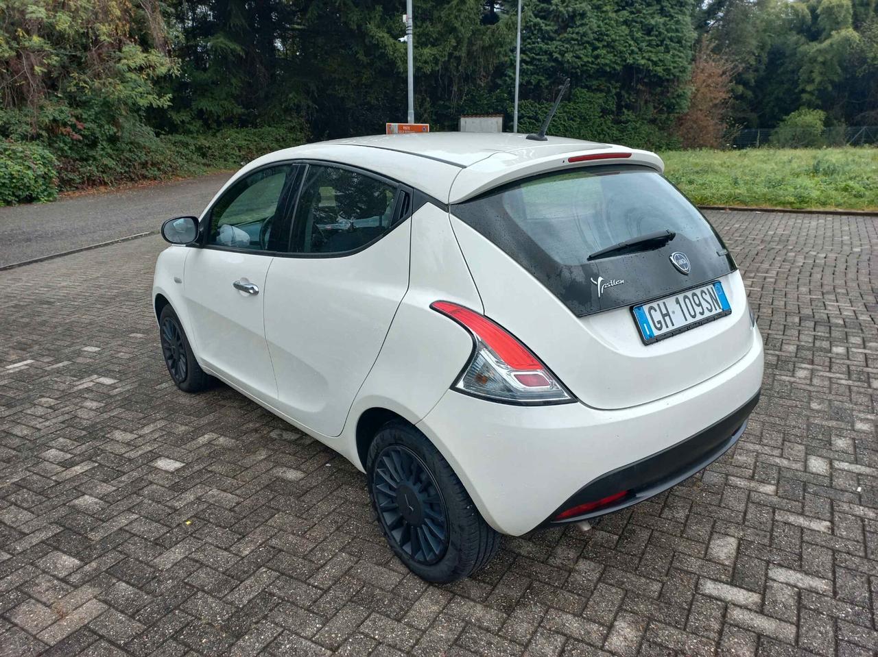 Lancia Ypsilon 1.0 FireFly 5 porte S&S Hybrid Ecochic Silver