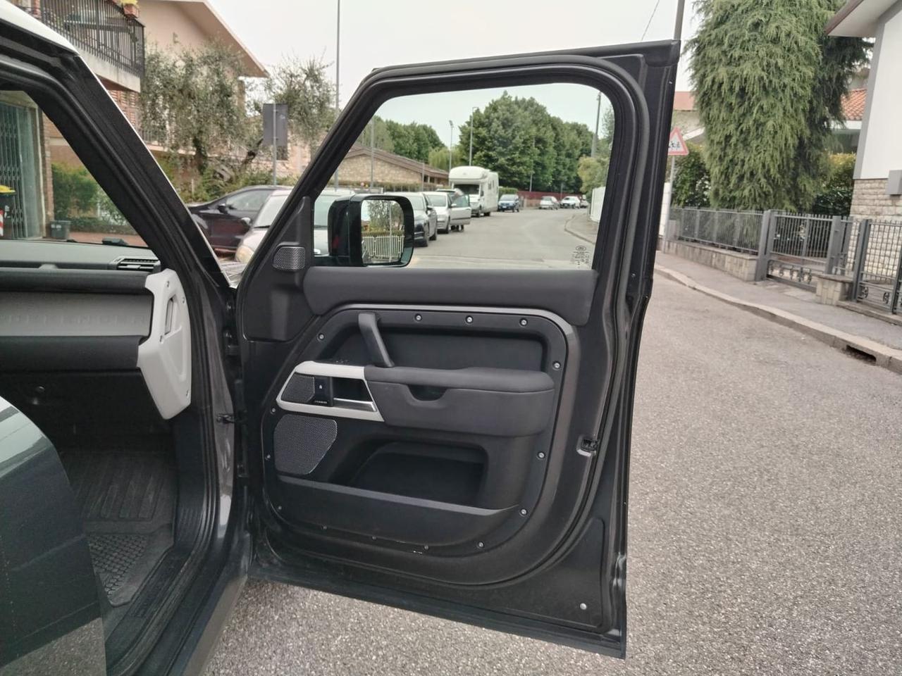 Land Rover Defender SE D 200 MHEV