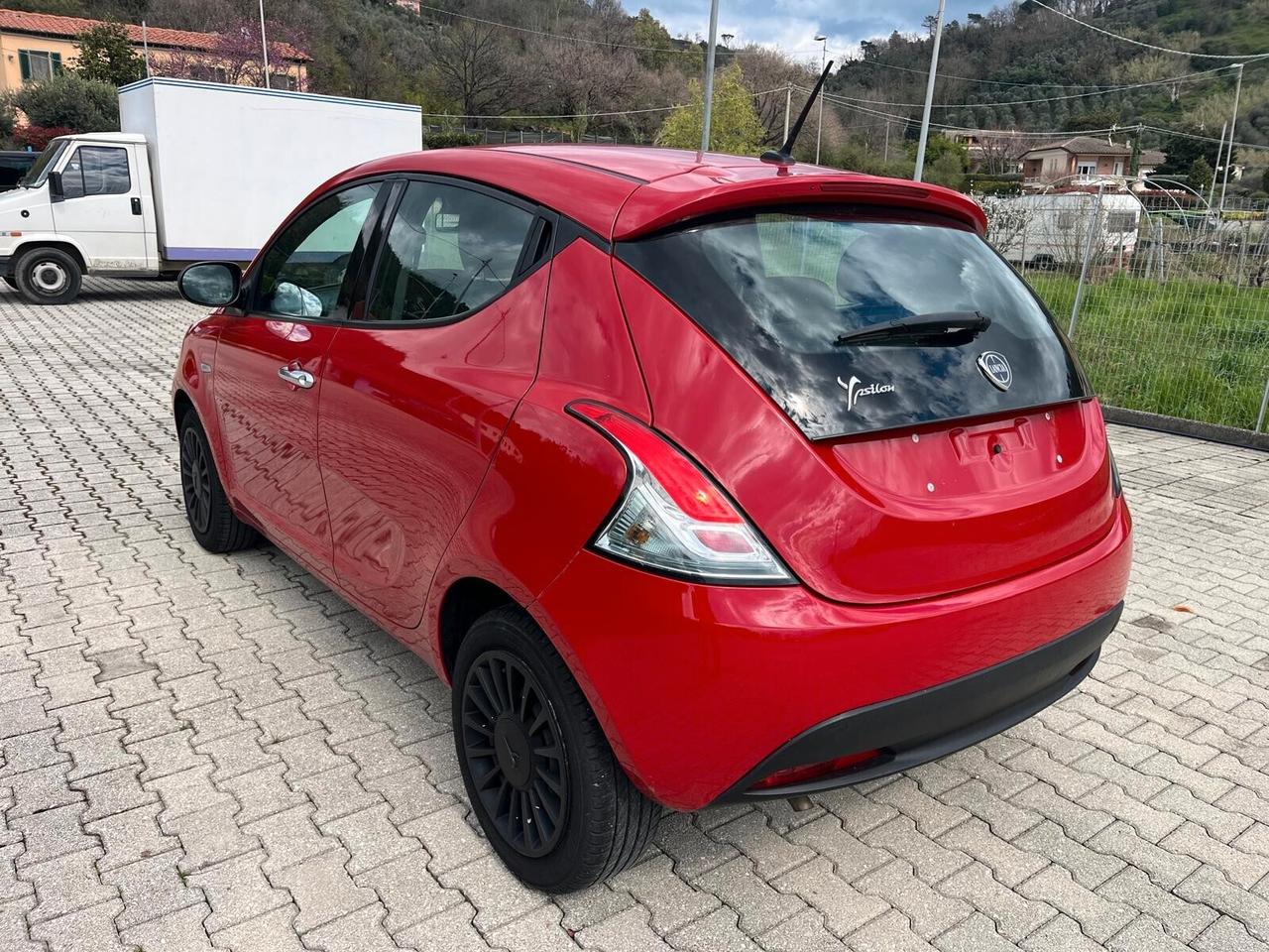 Lancia Ypsilon 1.0 FireFly 5 porte S&S Hybrid Ecochic Silver