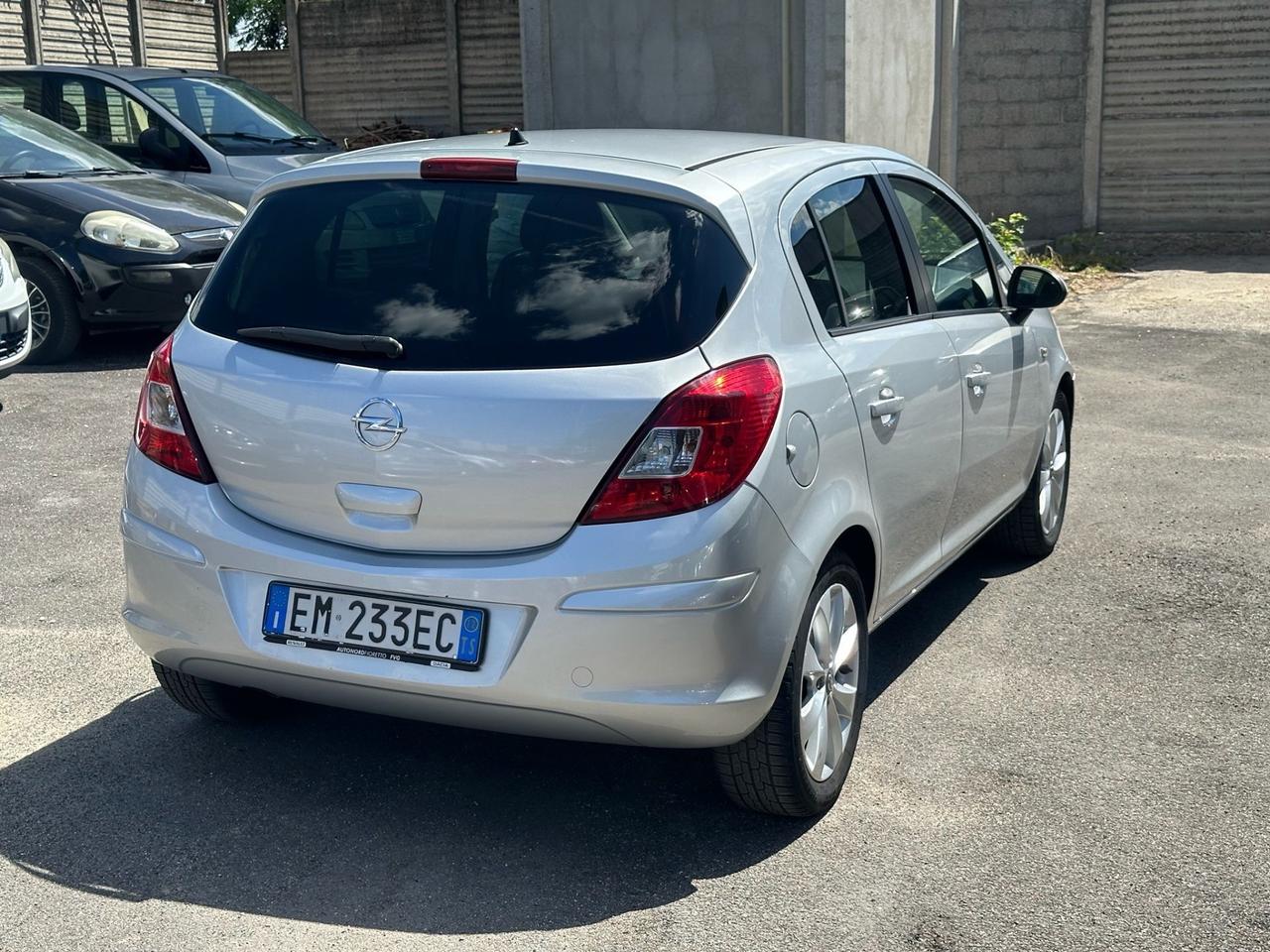 Opel Corsa 1.2 5 porte Sport