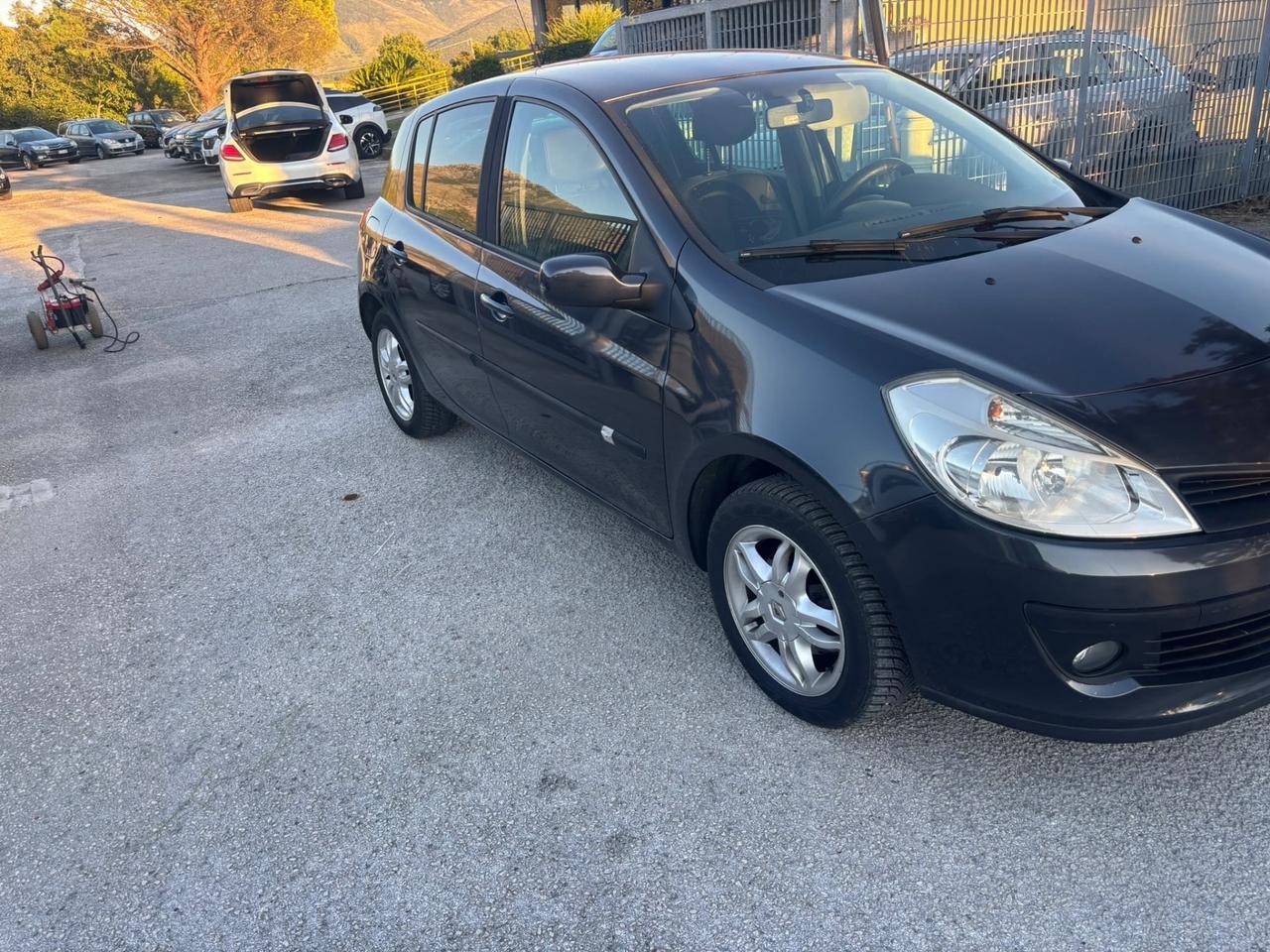 Renault Clio 1.2 16V 5 porte Le Iene occasione
