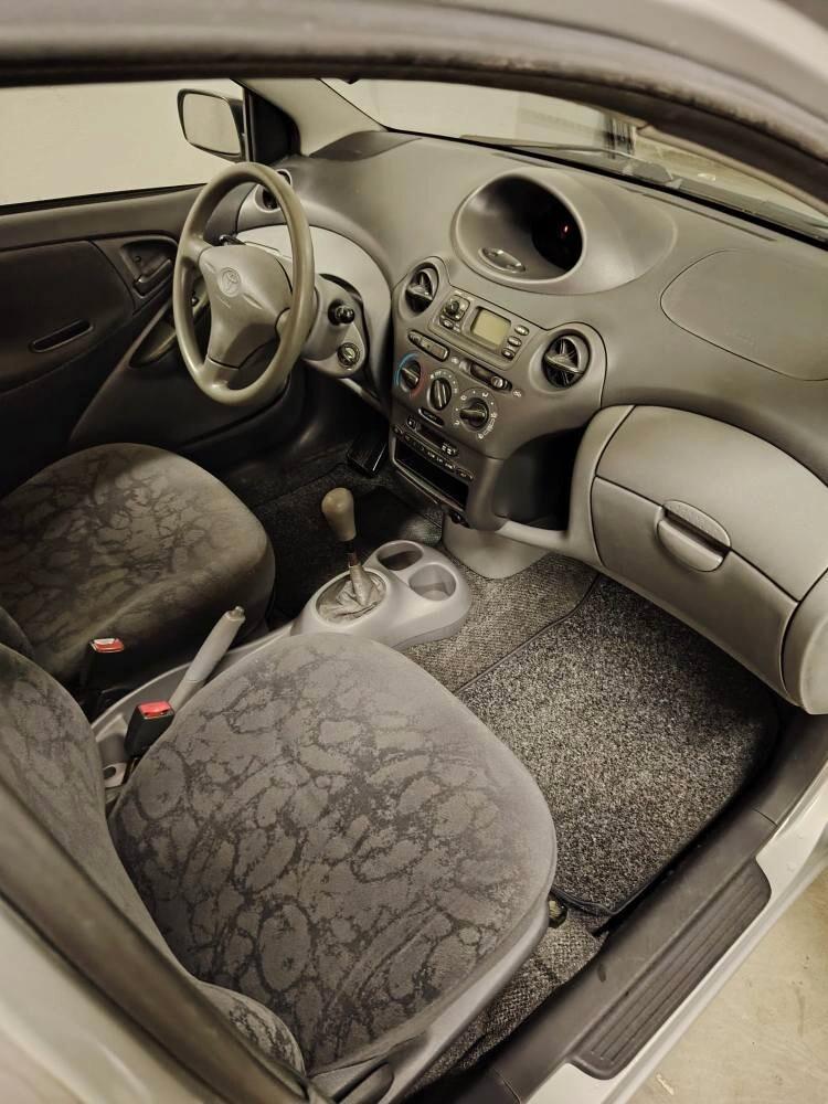 Toyota Yaris 1.0i 16V cat 5 porte Sol