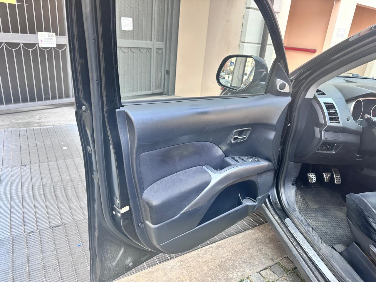 Mitsubishi Outlander 2.0 DI-D un vero 7 posti 4x4