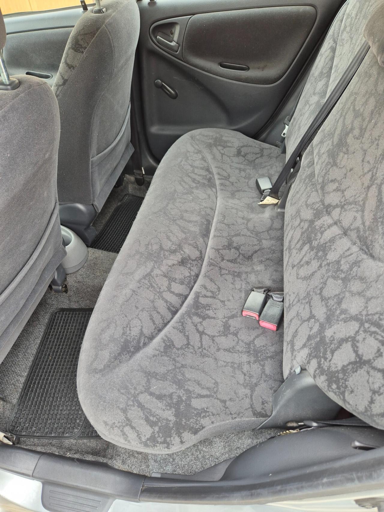 Toyota Yaris 1.0i 16V cat 5 porte neopatentati