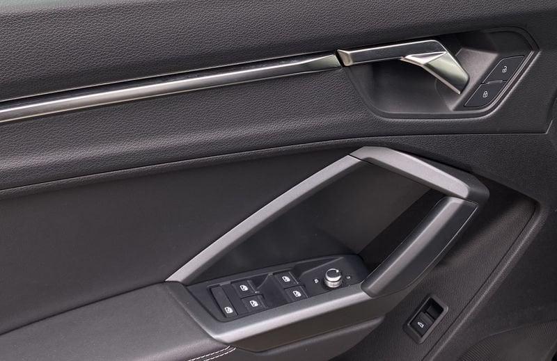 Audi Q3 Sportback S Line interno ed esterno 2.0 TDI 150CV s-tronic 35