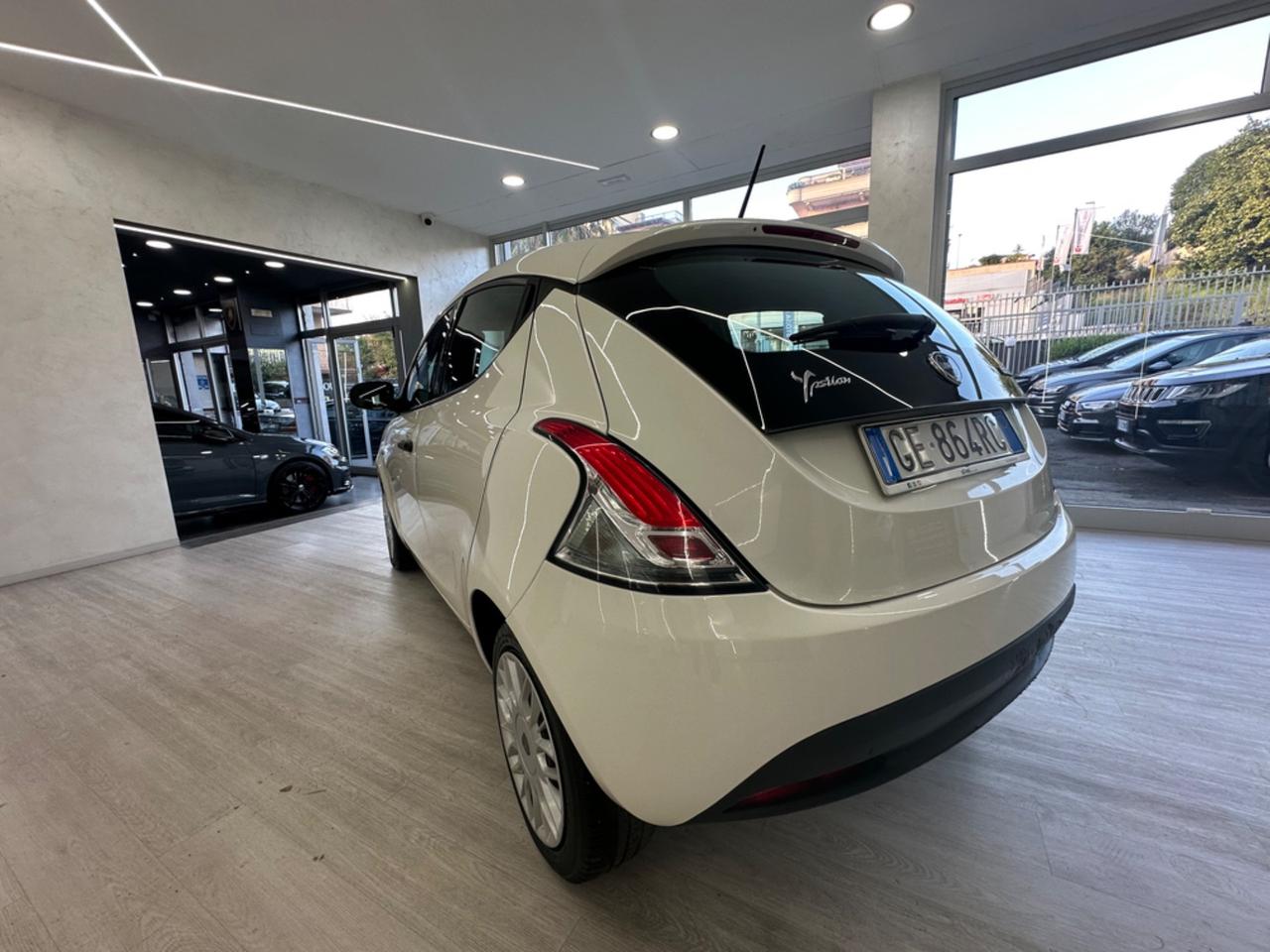 Lancia Ypsilon 1.0 FireFly 5 porte S&S Hybrid Ecochic Silver