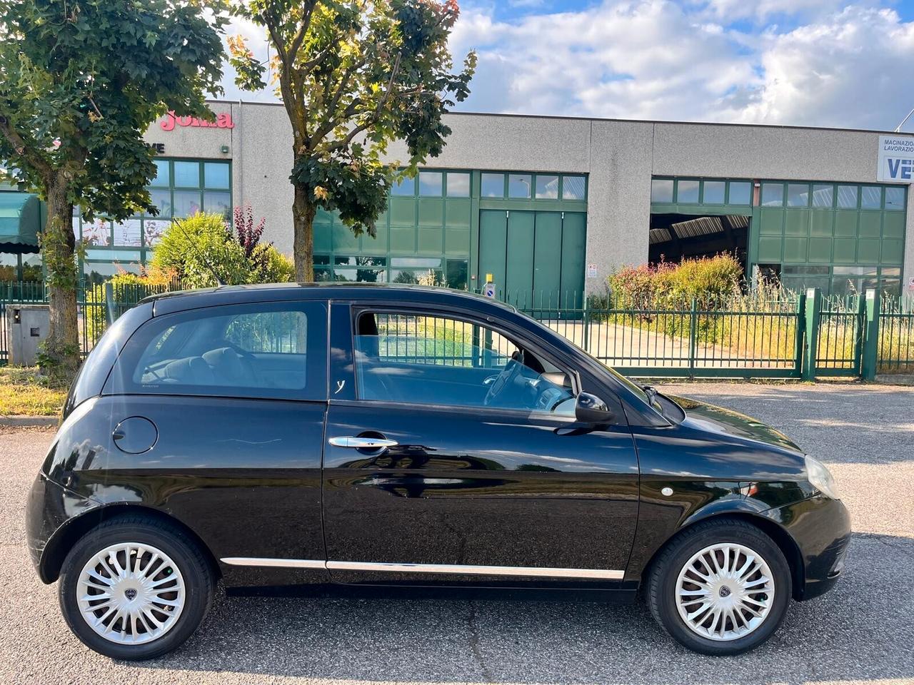 Lancia Ypsilon 1.2 versus