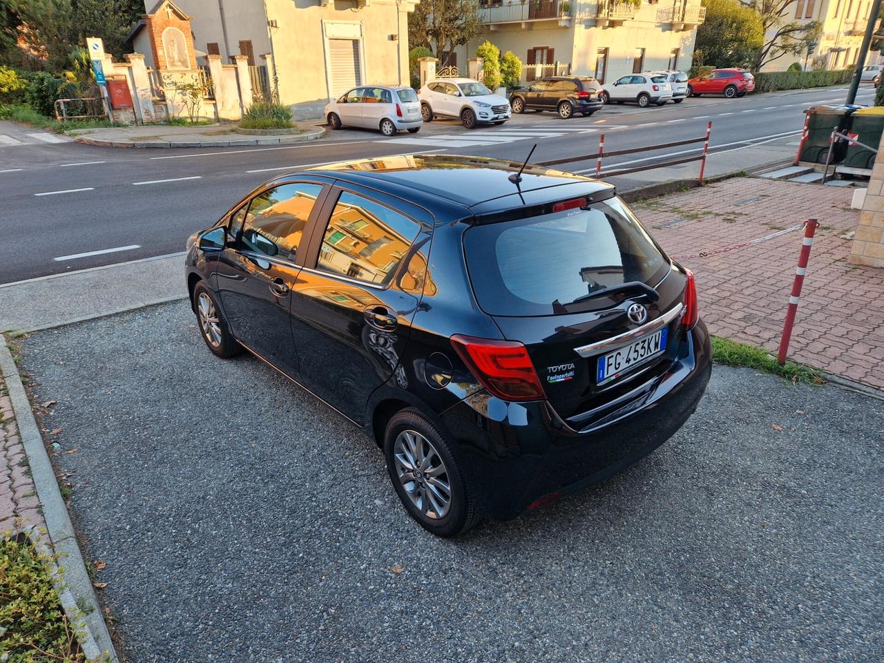 Toyota Yaris 1.0 70CV "70.700 km" Bluetooth, Telecamera, Fendi