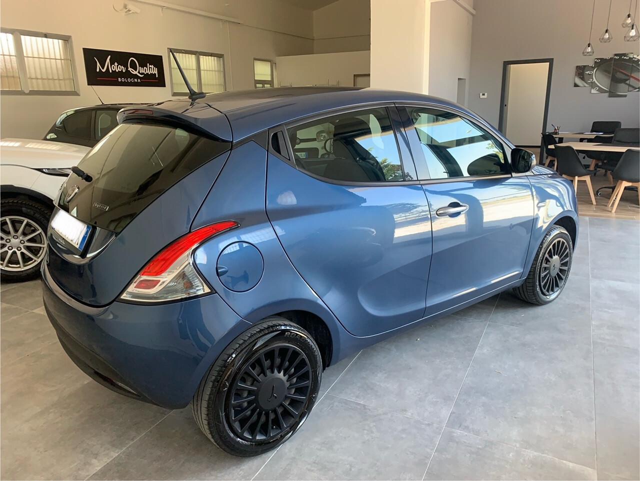 Lancia Ypsilon 1.0 FireFly 5 porte S&S Hybrid Silver