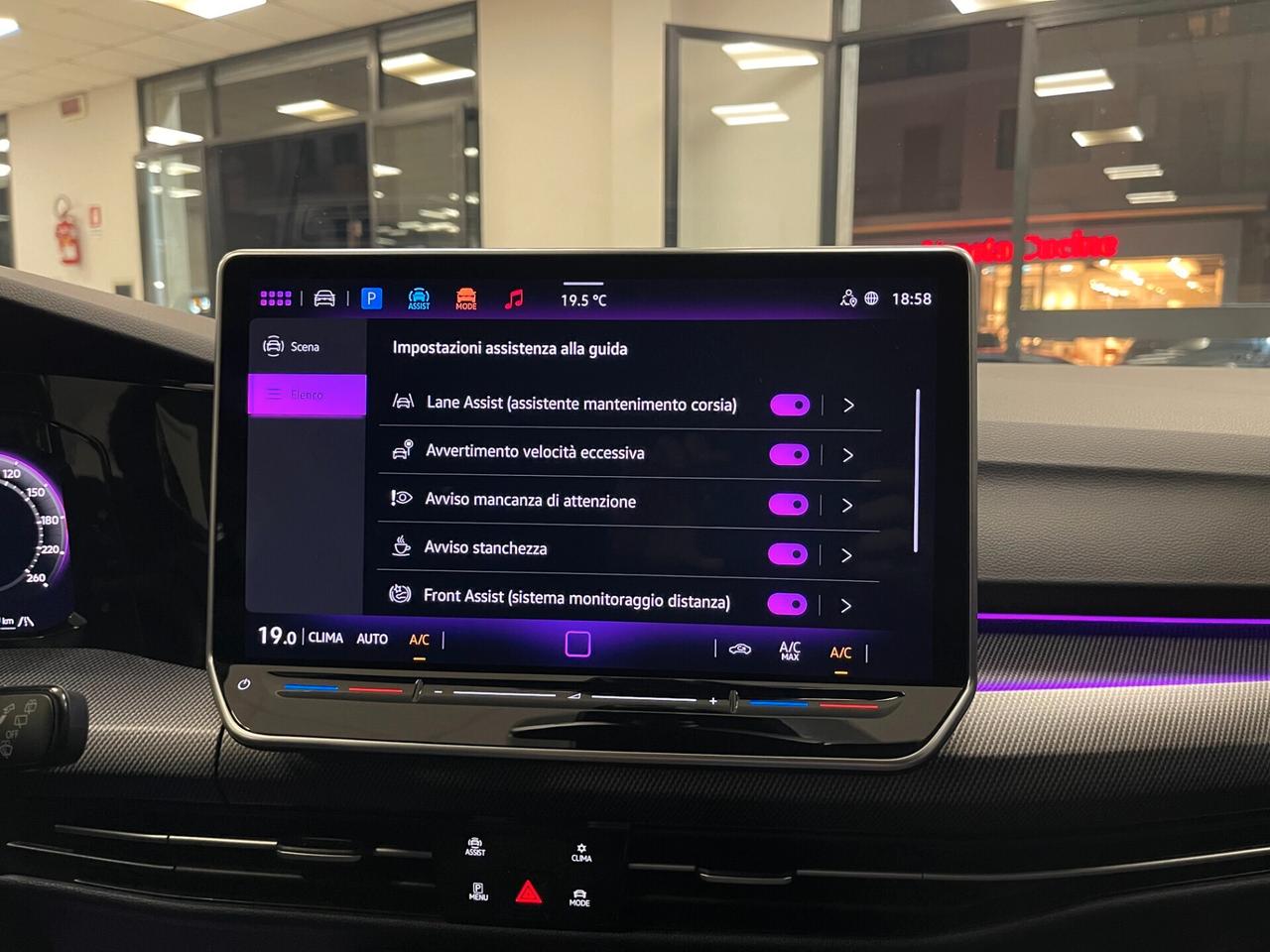 Nuova Volkswagen Golf 8.5 R-Line 2.0 TDI 150cv DSG