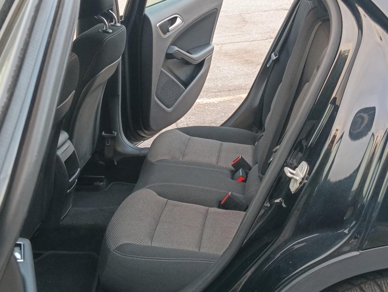 Mercedes-benz GLA 180 d Premium..CELL 320 147 1147 WUATSAPP