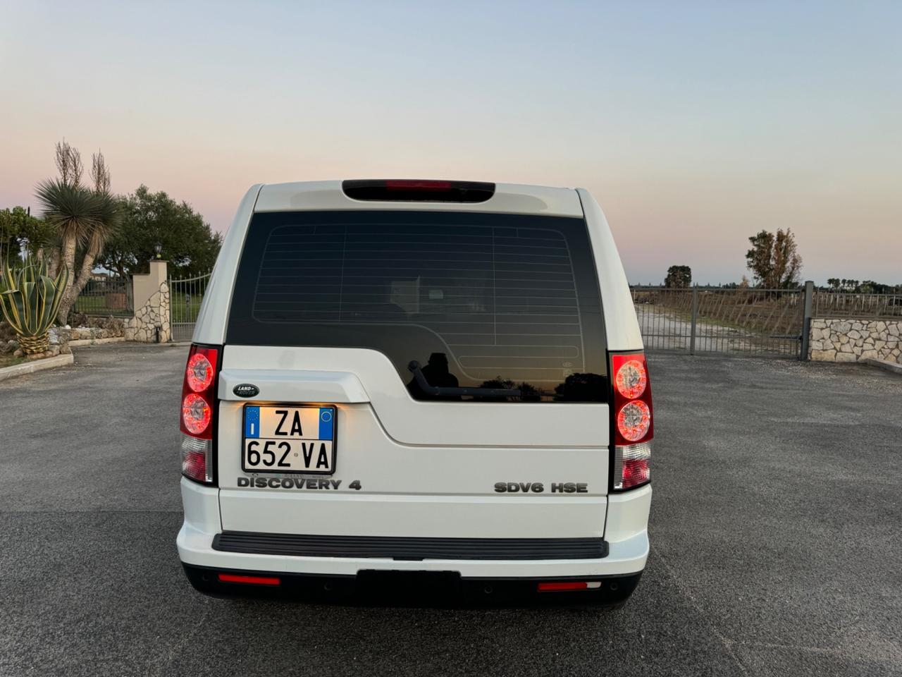 Land Rover Discovery 4 3.0 SDV6 245CV Black&White Limited Edition