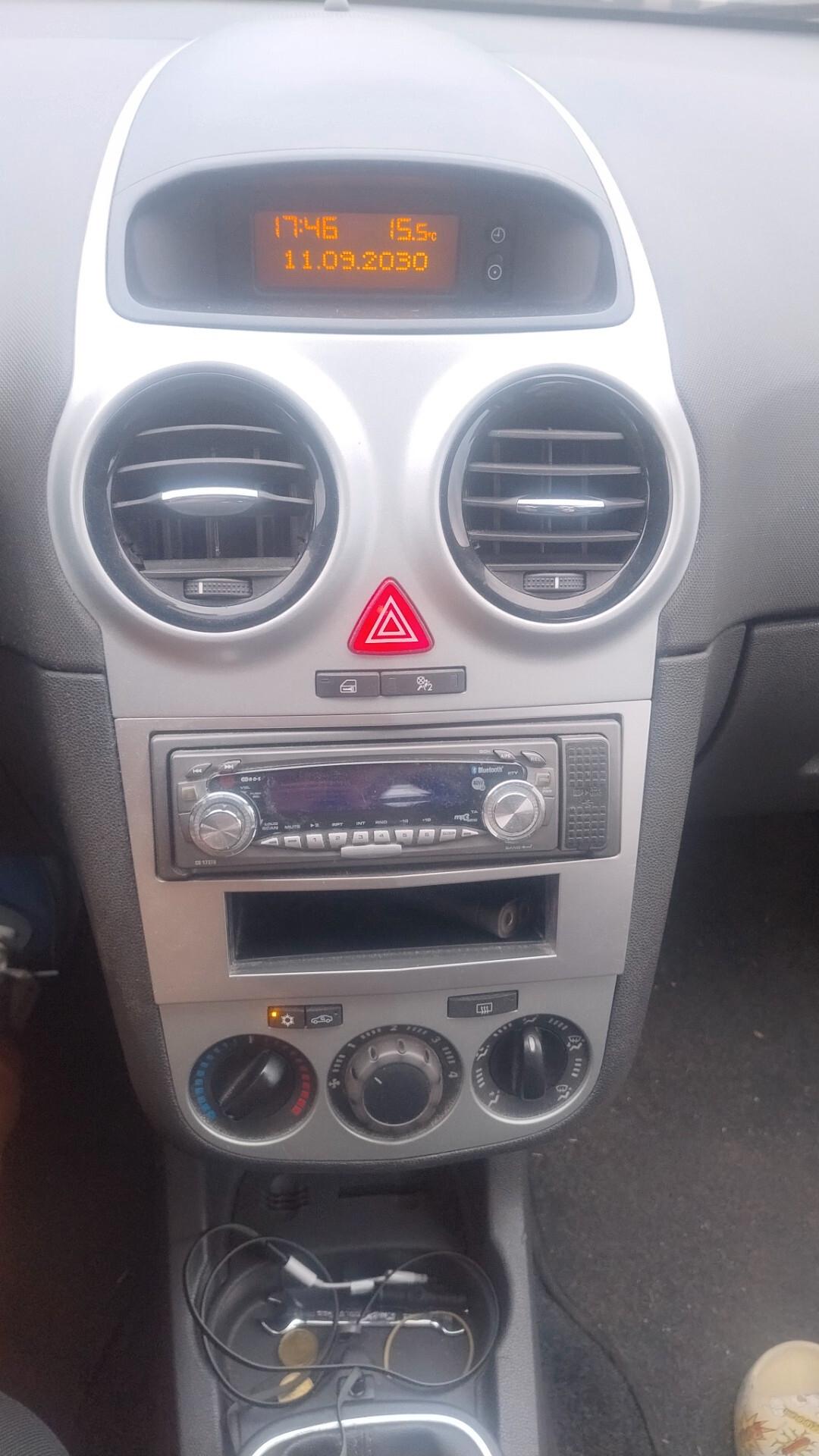 Opel Corsa 1.4 16V 5 porte Cosmo