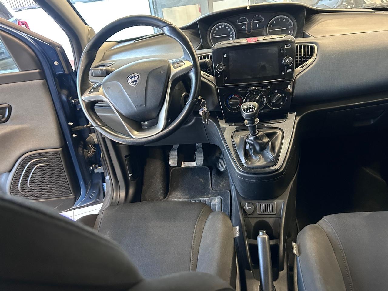 Lancia Ypsilon 1.0 FireFly 5 porte S&S Hybrid Silver