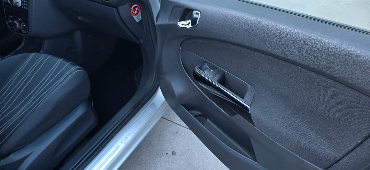 Opel Corsa 1.4 16V 5 porte Cosmo