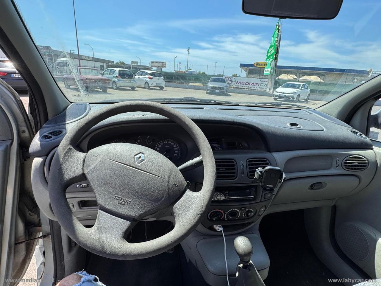 RENAULT Mégane Scénic 1.4 16V RXE