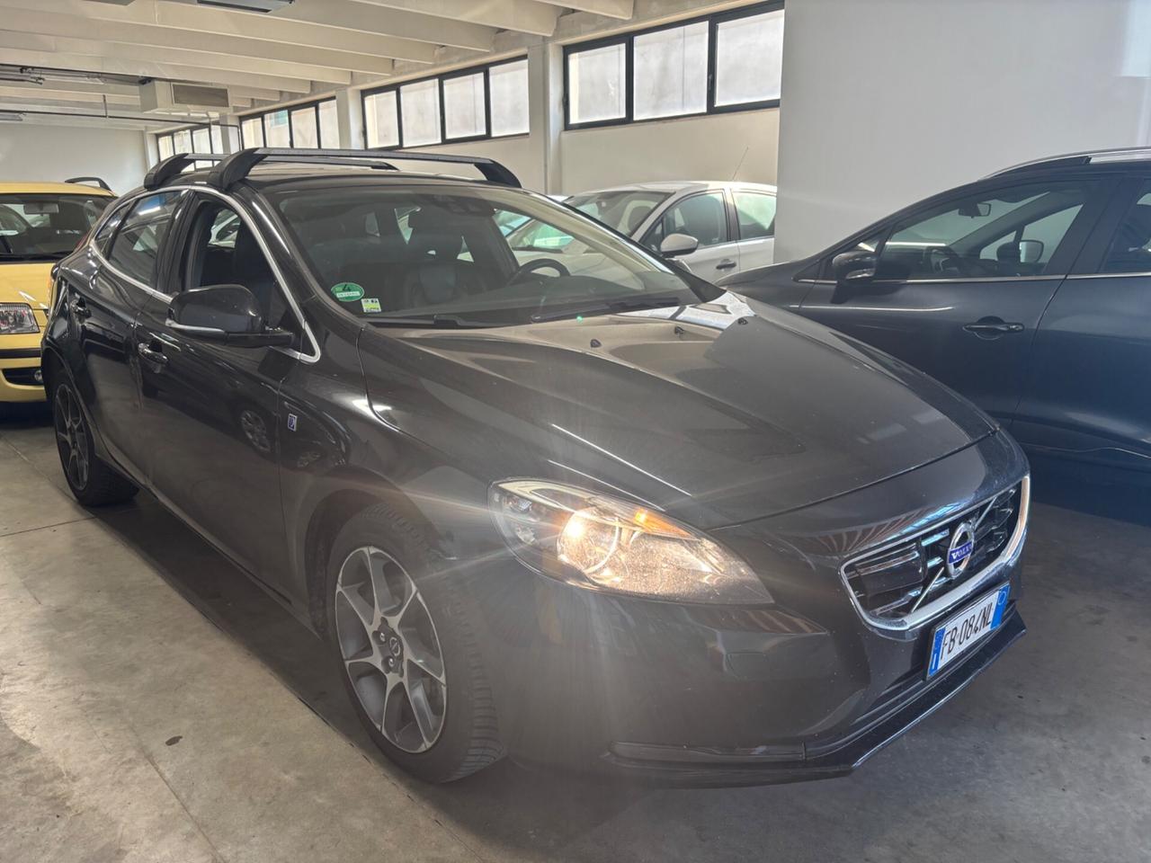 Volvo V40 D2 R-design EXPORT / COMMERCIANTI