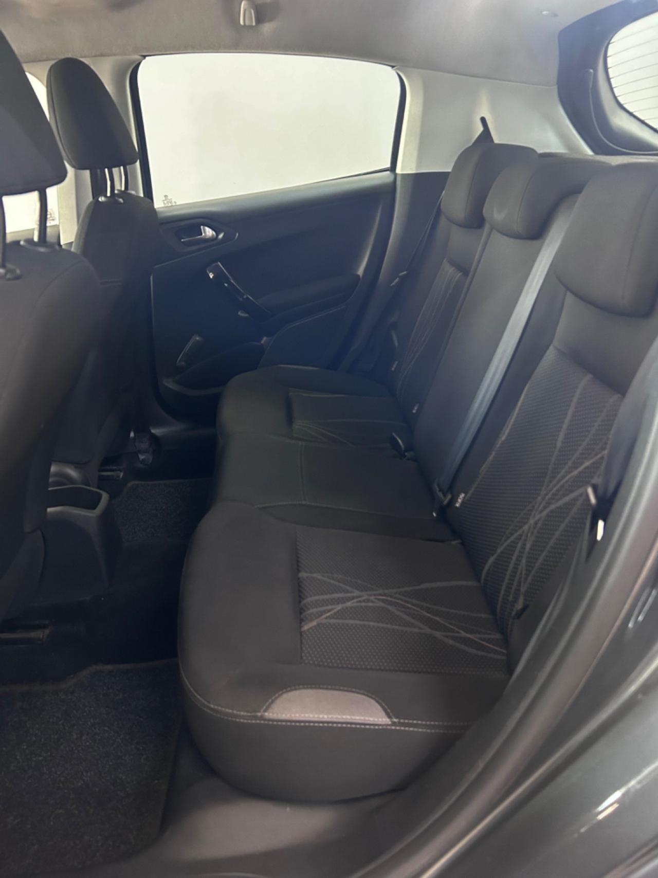 Peugeot 208 1.4 HDi 68 CV 5 porte Allure