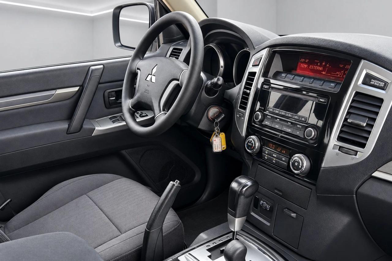 Mitsubishi Pajero 3.2 5p. 7 POSTI - GANCIO