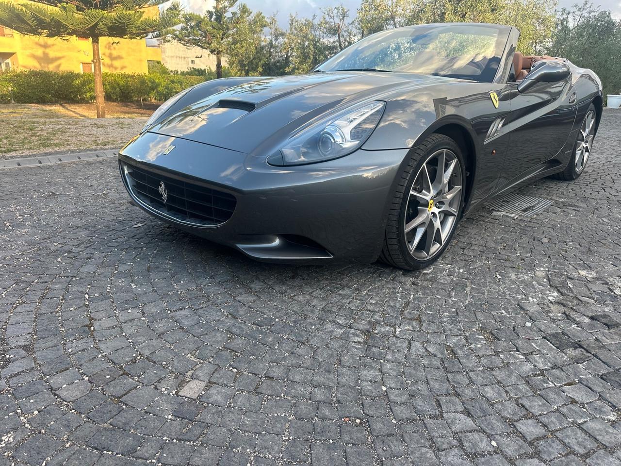 Ferrari California DCT grigio silverstone