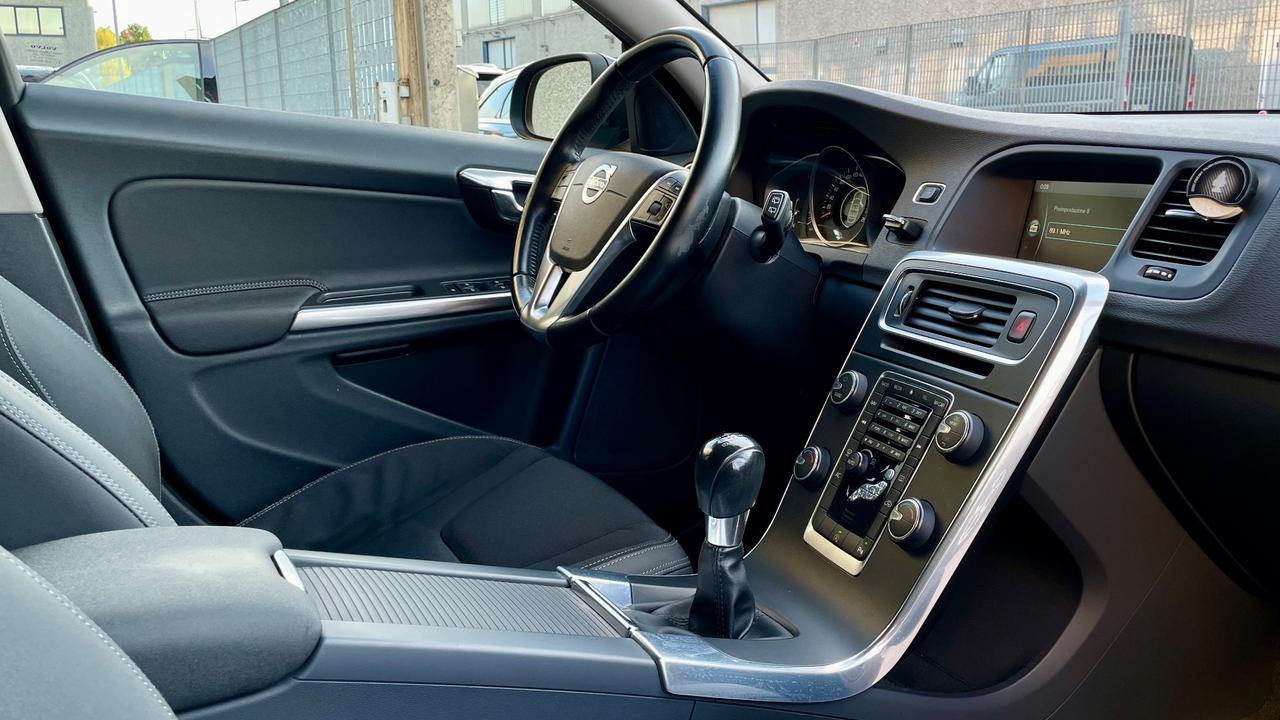 VOLVO V60 1.6 MOMENTUM 115CV - PELLE PARZIALE, CRUISE CONTROL, NEOPATENTATI