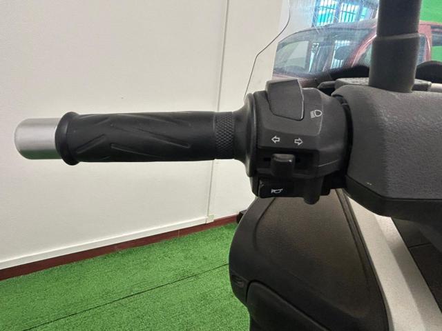 YAMAHA X-Max 250 R