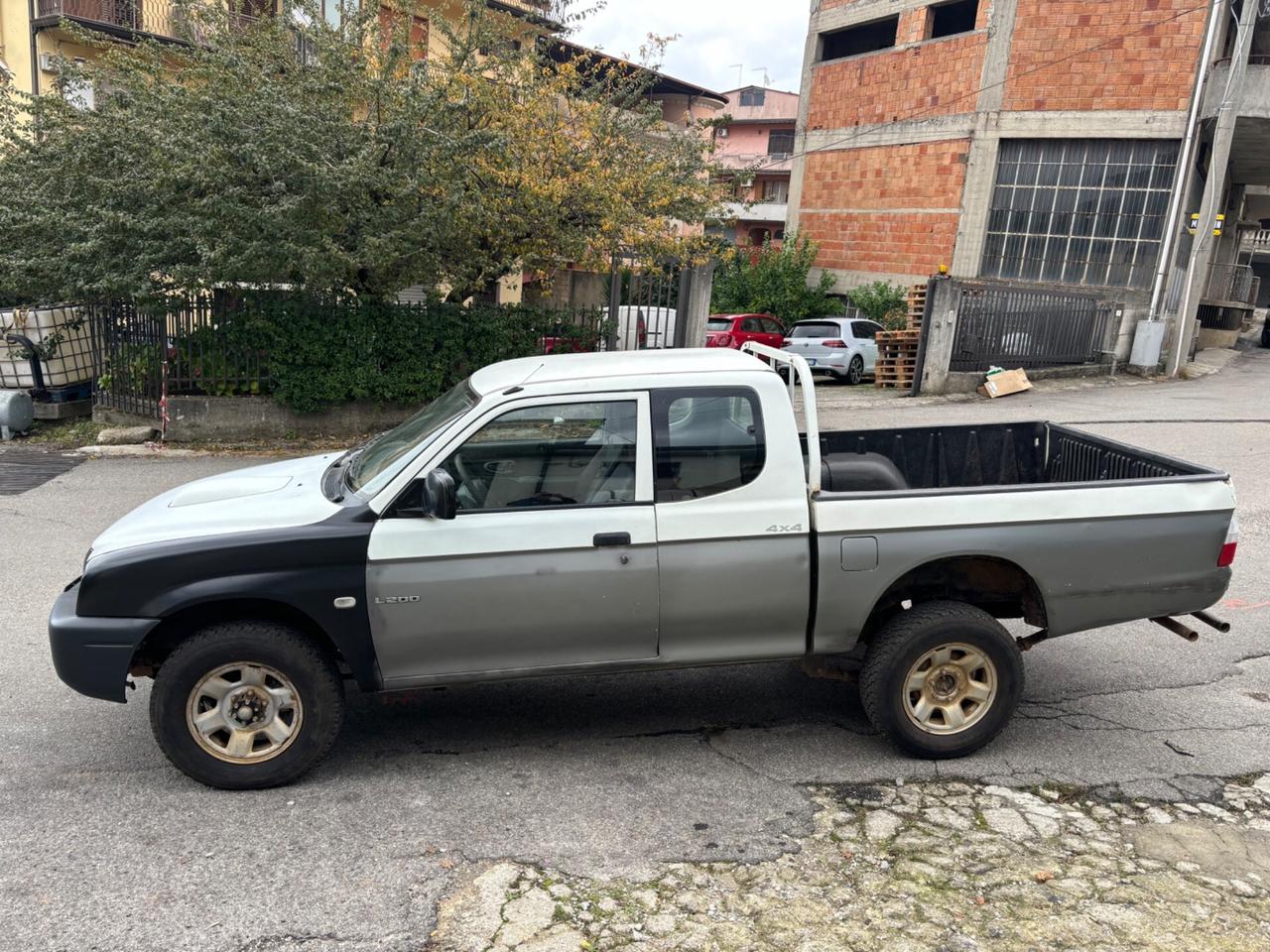 Mitsubishi L200 2 porte 4 posti