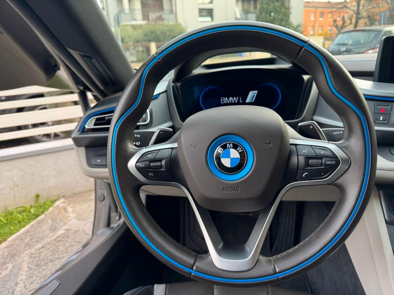 BMW i8 COUPE' TRE VOLUMI HYBRID 231cv