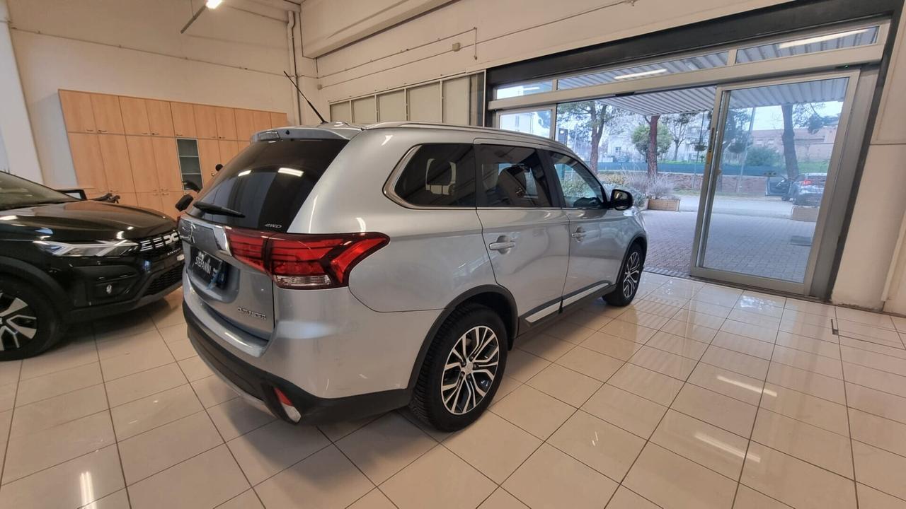 Mitsubishi Outlander 2.2 DI-D 4WD Instyle Plus Navi