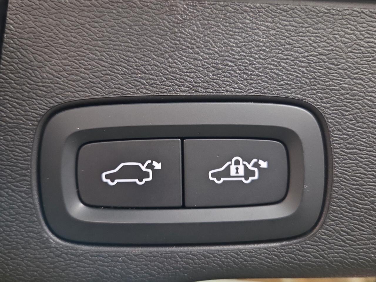 Volvo XC 60 XC60 B4 (d) AWD automatico Plus Dark AUTOCARRO N1